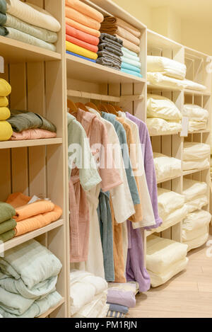 Modische gepolsterte erdigen Farben Cotton Textile Badetücher, Frottee Handtücher, Bademäntel, flauschigen Kissen und warme bedblankets in einem shop Regale. Lifestyle Home li Stockfoto