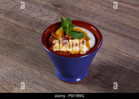 Eis mit Walnuss serviert mint Stockfoto
