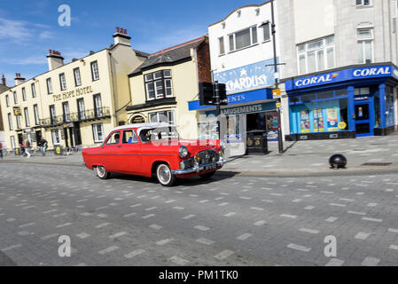 Classic Ford Zephyr Limousine fahren auf der Marine Parade, Southend On Sea, Essex, direkt am Meer. Stardust Vergnügungen. Rote Fahrzeug Stockfoto