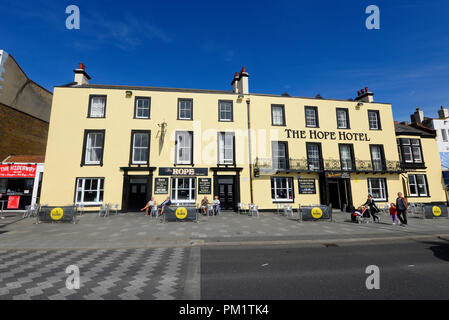 Die Hoffnung Hotel Pub an der Marine Parade, Southend On Sea, Essex an einem strahlend blauen Himmel sonnigen Tag. Trinker trinken außerhalb Pub. Familie vorbei Stockfoto