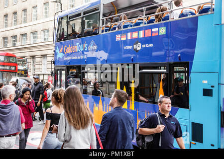 London England, Großbritannien, Großbritannien Großbritannien, South Bank, York Road, Sightseeing-Bus-Reisebus, Doppeldecker, Golden Tours, belebte Bürgersteige, Fußgänger, adu Stockfoto