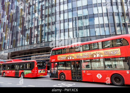 London England, Großbritannien, South Bank, Lambeth, Park Plaza Westminster Bridge London Hotel, Fassade aus farbigem Glas, BUJ Uri Blumenthal architects, Double-dec Stockfoto