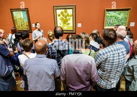 London England, Großbritannien, Trafalgar Square, die Nationalgalerie, Kunstmuseum, innen, Gemälde, Vincent van Gogh, Sonnenblumen, Stuhl, langes Gras mit Schmetterlingen Stockfoto