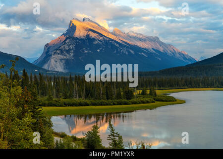 Farbenfrohen Sonnenuntergang über Mount Rundle (2949 m) mit den Vermilion Lakes im Vordergrund in den Banff National Park, Alberta, Kanada Stockfoto