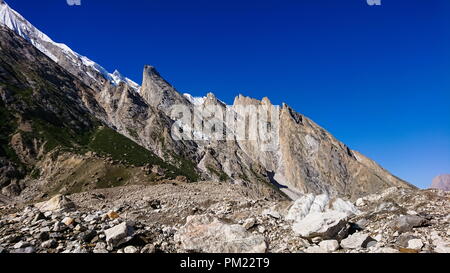 Schöne Landschaft von Laila Gondogoro Peak und Gletscher Karakorum Berg im Sommer, Khuspang Camp, K2 trek, Pakistan. Stockfoto