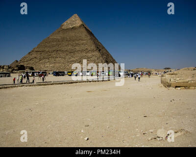 Die Große Pyramide von Gizeh, auch als Khufu oder Cheops, ein wichtiges touristisches Ziel und archäologische Stätte in Gizeh, Ägypten bekannt Stockfoto