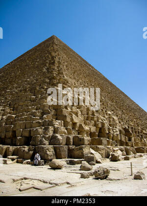Die Große Pyramide von Gizeh, auch als Khufu oder Cheops, ein wichtiges touristisches Ziel und archäologische Stätte in Gizeh, Ägypten bekannt Stockfoto