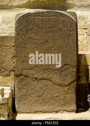 Aus der Nähe einen Blick auf die Traum Stele oder Spinx Stele an der Große Sphinx von Gizeh, Ägypten in einem begrenzten Bereich. Stockfoto