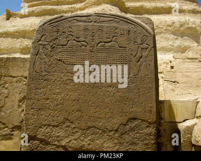 Aus der Nähe einen Blick auf die Traum Stele oder Spinx Stele an der Große Sphinx von Gizeh, Ägypten in einem begrenzten Bereich. Stockfoto