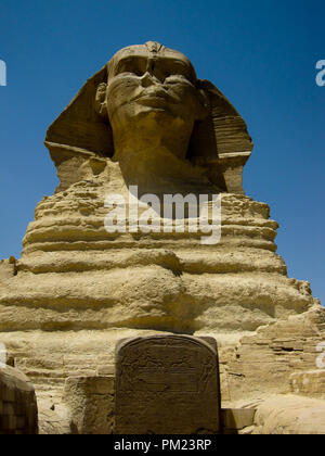 Nahaufnahme Blick auf die Große Sphinx von Gizeh, Ägypten in einem begrenzten Bereich. Dies ist ein wichtiges touristisches Ziel und wichtige archäologische Stätte. Stockfoto