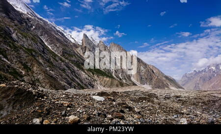 Schöne Landschaft von Laila Gondogoro Peak und Gletscher Karakorum Berg im Sommer, Khuspang Camp, K2 trek, Pakistan. Stockfoto