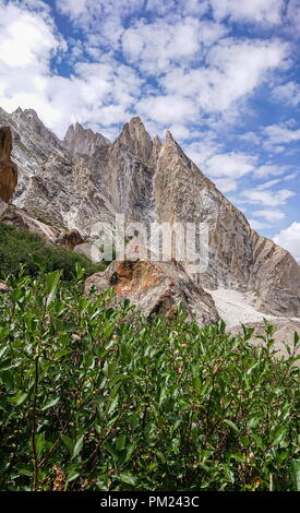 Schöne Landschaft von Laila Gondogoro Peak und Gletscher Karakorum Berg im Sommer, Khuspang Camp, K2 trek, Pakistan. Stockfoto