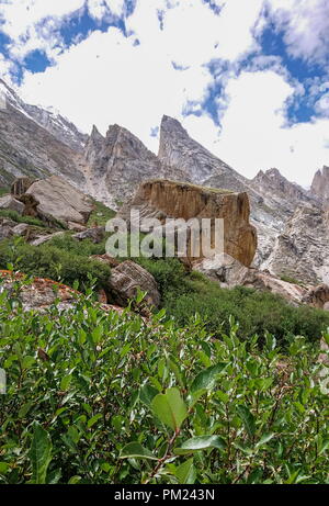 Schöne Landschaft von Laila Gondogoro Peak und Gletscher Karakorum Berg im Sommer, Khuspang Camp, K2 trek, Pakistan. Stockfoto