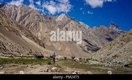 Landschaft von K2 Trekking Trail im Karakorum, Trekking entlang im Karakorum Gebirge im Norden Pakistans Stockfoto