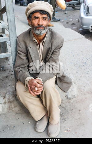 SKARDU, PAKISTAN - 28. Juli: Ein unbekannter alter Mann posiert für ein Portrait, als er ruht nach harter Arbeit Juli 28, 2018 in Skardu, Pakistan Stockfoto