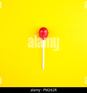 Bunte lollipop auf gelben Hintergrund. Flach. Minimale Sommer Konzept. Stockfoto