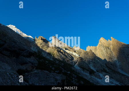 Schöne Landschaft von Laila Gondogoro Peak und Gletscher Karakorum Berg im Sommer, Khuspang Camp, K2 trek, Pakistan. Stockfoto