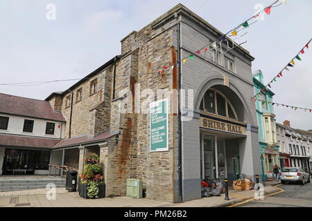 Alte Shire Hall (jetzt British Red Cross Charity Shop), High Street, Strickjacke, Cardigan Bay, Ceredigion, Wales, Großbritannien, USA, UK, Europa Stockfoto