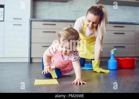 Mutter und Baby sind Reinigung des Hauses Stockfoto