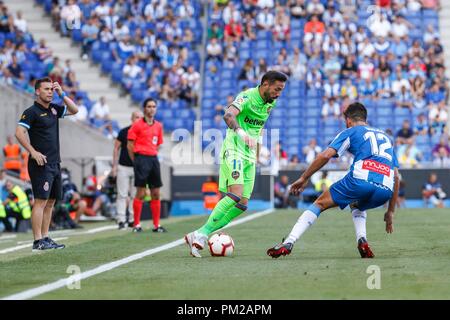 Barcelona, Spanien - 16 September: Levante UD Mittelfeldspieler Jose Luis Morales (11) und RCD Espanyol defender Didac (12) Während des Spiels zwischen RCD Espanyol v Levante UD für die Runde 4 von der Liga Santander, an Cornella-El Prat Stadion am 16. September 2018 in Barcelona, Spanien gespielt. (Credit: Urbanandsport/Cordon Drücken) Credit: CORDON PRESSE/Alamy leben Nachrichten Stockfoto