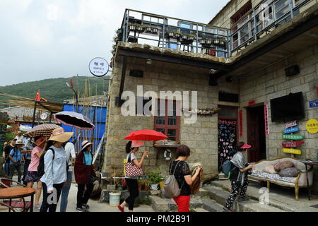 1 (180917) -- PINGTAN, Sept. 17, 2018 (Xinhua) - Touristen besuchen die Kunst Zone 'Felsen' in Singen Beigang Dorf Pingtan in der Grafschaft können im Südosten der chinesischen Provinz Fujian, Sept. 7, 2018. Wenn die Touristen in der Nähe 'Felsen kann singen, "sie dürfen siehe Künstler spielen Musik mit dem Felsen, und Leute Kaffee trinken in Rock Houses. 'Felsen kann singen" ist ein Kunstprojekt, die in Unterkunft nimmt, live Musik, Restaurant, Cafe und Souvenirshop. Es sind jetzt insgesamt 10 junge Leute aus dem Festland und Taiwan, einschließlich Taiwanese Lin I Chen und ihr Freund Liao Che Wei, Arbeiten für die Kunst Projekt t Stockfoto