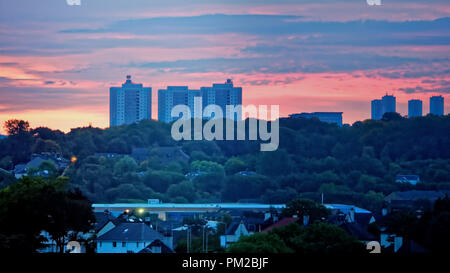 Glasgow, Schottland, UK, 17. September, 2018. UK Wetter: stürmische Wetter voran als rote Dämmerung Himmel am Morgen Feuer vor dem Sturm Helene Hits die Stadt über Dawsholm Park m die Türme von maryhill und im Osten der Stadt, wie morgen die Sonne erwärmt die Morgenhimmel. Gerard Fähre / alamy Nachrichten Stockfoto