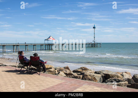 Adelaide Australien. 17.September 2018. Menschen in Liegestühlen mit Blick auf Strand von Brighton Pier an einem schönen sonnigen Tag Kredit sitzen: Amer ghazzal/Alamy leben Nachrichten Stockfoto