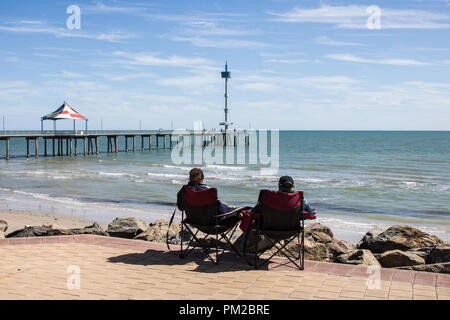 Adelaide Australien. 17.September 2018. Menschen in Liegestühlen mit Blick auf Strand von Brighton Pier an einem schönen sonnigen Tag Kredit sitzen: Amer ghazzal/Alamy leben Nachrichten Stockfoto