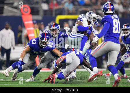 Arlington, Texas, USA. 16 Sep, 2018. Dallas Cowboys wide receiver Tavon Austin (10) wird von einem Schwarm riesiger Verteidiger in der zweiten Hälfte der NFL Football Spiel zwischen den New York Giants und Dallas Cowboys bei AT&T Stadium in Arlington, Texas in Angriff genommen. Shane Roper/Cal Sport Media/Alamy leben Nachrichten Stockfoto