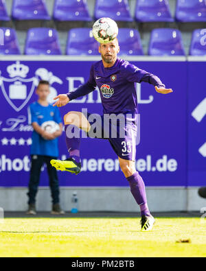 Aue, Sachsen. 16 Sep, 2018. 2. Fussball Bundesliga, Erzgebirge Aue - FC St. Pauli, Spieltag 5, in der Sparkassen-Erzgebirgsstadion. Aues Christian Tiffert auf der Kugel. Credit: Robert Michael/dpa - WICHTIGER HINWEIS: Gemäß den Vorgaben der DFL Deutsche Fußball Liga bzw. des DFB Deutscher Fußball-Bund ist es untersagt, in dem Stadion und / oder vom Spiel angefertigte Fotoaufnahmen in Form von Sequenzbildern und/oder Videoähnlichen Fotostrecken zu verwerten bzw. verwerten zu lassen./dpa/Alamy leben Nachrichten Stockfoto