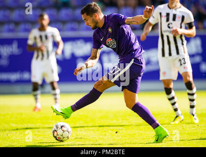 Aue, Sachsen. 16 Sep, 2018. 2. Fussball Bundesliga, Erzgebirge Aue - FC St. Pauli, Spieltag 5, in der Sparkassen-Erzgebirgsstadion. Aues Pascal Testroet auf der Kugel. Credit: Robert Michael/dpa - WICHTIGER HINWEIS: Gemäß den Vorgaben der DFL Deutsche Fußball Liga bzw. des DFB Deutscher Fußball-Bund ist es untersagt, in dem Stadion und / oder vom Spiel angefertigte Fotoaufnahmen in Form von Sequenzbildern und/oder Videoähnlichen Fotostrecken zu verwerten bzw. verwerten zu lassen./dpa/Alamy leben Nachrichten Stockfoto