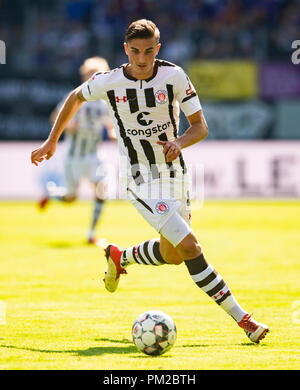 Aue, Sachsen. 16 Sep, 2018. 2. Fussball Bundesliga, Erzgebirge Aue - FC St. Pauli, Spieltag 5, in der Sparkassen-Erzgebirgsstadion. St. Paulis Philipp Zieris am Ball. Credit: Robert Michael/dpa - WICHTIGER HINWEIS: Gemäß den Vorgaben der DFL Deutsche Fußball Liga bzw. des DFB Deutscher Fußball-Bund ist es untersagt, in dem Stadion und / oder vom Spiel angefertigte Fotoaufnahmen in Form von Sequenzbildern und/oder Videoähnlichen Fotostrecken zu verwerten bzw. verwerten zu lassen./dpa/Alamy leben Nachrichten Stockfoto