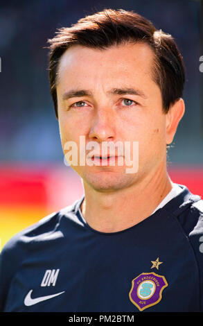 Aue, Sachsen. 16 Sep, 2018. 2. Fussball Bundesliga, Erzgebirge Aue - FC St. Pauli, Spieltag 5, in der Sparkassen-Erzgebirgsstadion. Aue's Coach Daniel Meyer, bevor das Spiel beginnt. Credit: Robert Michael/dpa - WICHTIGER HINWEIS: Gemäß den Vorgaben der DFL Deutsche Fußball Liga bzw. des DFB Deutscher Fußball-Bund ist es untersagt, in dem Stadion und / oder vom Spiel angefertigte Fotoaufnahmen in Form von Sequenzbildern und/oder Videoähnlichen Fotostrecken zu verwerten bzw. verwerten zu lassen./dpa/Alamy leben Nachrichten Stockfoto