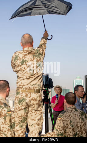 Erbil, Irak. 17 Sep, 2018. Von einem Sonnenschirm geschützt, Ursula von der Leyen (CDU), Bundesminister der Verteidigung, spricht mit ARD live. Der Minister ist in Irak für politische Gespräche und Besuche in der Bundeswehr. Credit: Kay Nietfeld/dpa/Alamy leben Nachrichten Stockfoto