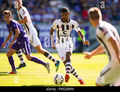 Aue, Sachsen. 16 Sep, 2018. 2. Fussball Bundesliga, Erzgebirge Aue - FC St. Pauli, Spieltag 5, in der Sparkassen-Erzgebirgsstadion. St. Paulis Jeremy Dudziak auf der Kugel. Credit: Robert Michael/dpa - WICHTIGER HINWEIS: Gemäß den Vorgaben der DFL Deutsche Fußball Liga bzw. des DFB Deutscher Fußball-Bund ist es untersagt, in dem Stadion und / oder vom Spiel angefertigte Fotoaufnahmen in Form von Sequenzbildern und/oder Videoähnlichen Fotostrecken zu verwerten bzw. verwerten zu lassen./dpa/Alamy leben Nachrichten Stockfoto