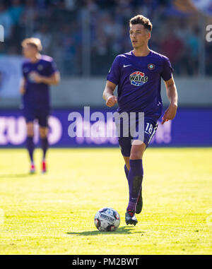 Aue, Sachsen. 16 Sep, 2018. 2. Fussball Bundesliga, Erzgebirge Aue - FC St. Pauli, Spieltag 5, in der Sparkassen-Erzgebirgsstadion. Aues Nicolai Rapp auf dem Ball. Credit: Robert Michael/dpa - WICHTIGER HINWEIS: Gemäß den Vorgaben der DFL Deutsche Fußball Liga bzw. des DFB Deutscher Fußball-Bund ist es untersagt, in dem Stadion und / oder vom Spiel angefertigte Fotoaufnahmen in Form von Sequenzbildern und/oder Videoähnlichen Fotostrecken zu verwerten bzw. verwerten zu lassen./dpa/Alamy leben Nachrichten Stockfoto