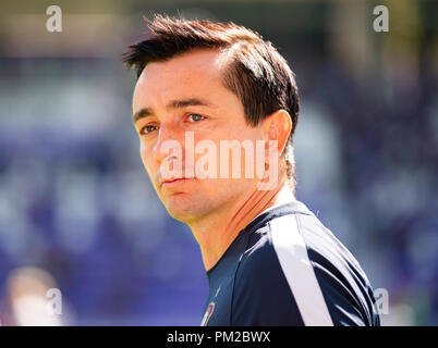 Aue, Sachsen. 16 Sep, 2018. 2. Fussball Bundesliga, Erzgebirge Aue - FC St. Pauli, Spieltag 5, in der Sparkassen-Erzgebirgsstadion. Aue's Coach Daniel Meyer, bevor das Spiel beginnt. Credit: Robert Michael/dpa - WICHTIGER HINWEIS: Gemäß den Vorgaben der DFL Deutsche Fußball Liga bzw. des DFB Deutscher Fußball-Bund ist es untersagt, in dem Stadion und / oder vom Spiel angefertigte Fotoaufnahmen in Form von Sequenzbildern und/oder Videoähnlichen Fotostrecken zu verwerten bzw. verwerten zu lassen./dpa/Alamy leben Nachrichten Stockfoto