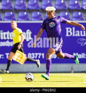 Aue, Sachsen. 16 Sep, 2018. 2. Fussball Bundesliga, Erzgebirge Aue - FC St. Pauli, Spieltag 5, in der Sparkassen-Erzgebirgsstadion. Aues Emmanuel Iyoha am Ball. Credit: Robert Michael/dpa - WICHTIGER HINWEIS: Gemäß den Vorgaben der DFL Deutsche Fußball Liga bzw. des DFB Deutscher Fußball-Bund ist es untersagt, in dem Stadion und / oder vom Spiel angefertigte Fotoaufnahmen in Form von Sequenzbildern und/oder Videoähnlichen Fotostrecken zu verwerten bzw. verwerten zu lassen./dpa/Alamy leben Nachrichten Stockfoto