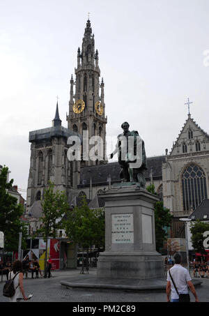 Antwerpen, Belgien. 07 Aug, 2018. Auf dem Weg in der Altstadt von Antwerpen in Belgien - Blick auf das Denkmal des Malers Peter Paul Rubens und die Kathedrale Unserer Lieben Frau (vrouwe Kathedrale) Auf Groen Plaats, auf 07.08.2019 | Verwendung der weltweiten Kredit genommen: dpa/Alamy leben Nachrichten Stockfoto