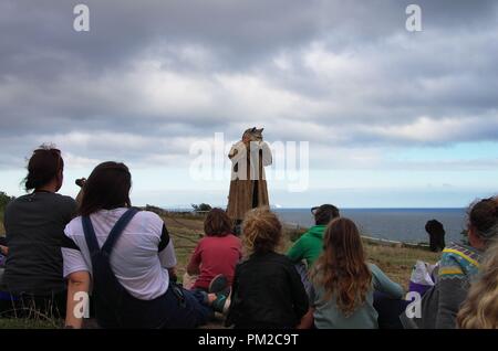 Boscombe, Dorset, Großbritannien. 16 Sep, 2018. Die französische Kunst Gruppe 'Les Souffleurs poétiques Commandos" mit "die Rückkehr des Wolfes nach England' so an diesen Jahren Ereignisse auf, die von Innen heraus Dorset, eine Kunst Veranstaltungen Unternehmen gesetzt werden. Die Veranstaltung in Boscombe Meer wurde in der Sprache, in der die Einwanderer durch bestimmte Abschnitte der drücken Sie beschreiben, markieren. "Animal Helme ' Gestikulieren ein Gedanke der zeitgenössischen Welt. Credit: Haydn Wheeler/Alamy leben Nachrichten Stockfoto