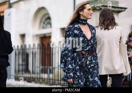 Ein schickes showgoer am Preen Anreise mit Thornton Bregazzi Landebahn zeigen während der London Fashion Week - Sept. 16, 2018 - Foto: Start- und Landebahn Manhattan*** Nur für redaktionelle Verwendung *** | Verwendung weltweit Stockfoto