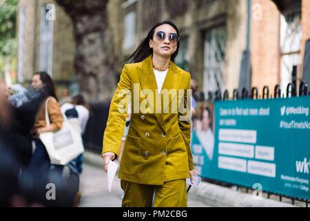 Ein schickes showgoer am Preen Anreise mit Thornton Bregazzi Landebahn zeigen während der London Fashion Week - Sept. 16, 2018 - Foto: Start- und Landebahn Manhattan*** Nur für redaktionelle Verwendung *** | Verwendung weltweit Stockfoto