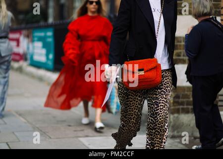 Ein schickes showgoer am Preen Anreise mit Thornton Bregazzi Landebahn zeigen während der London Fashion Week - Sept. 16, 2018 - Foto: Start- und Landebahn Manhattan*** Nur für redaktionelle Verwendung *** | Verwendung weltweit Stockfoto