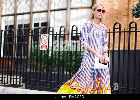 Ein schickes showgoer am Preen Anreise mit Thornton Bregazzi Landebahn zeigen während der London Fashion Week - Sept. 16, 2018 - Foto: Start- und Landebahn Manhattan*** Nur für redaktionelle Verwendung *** | Verwendung weltweit Stockfoto