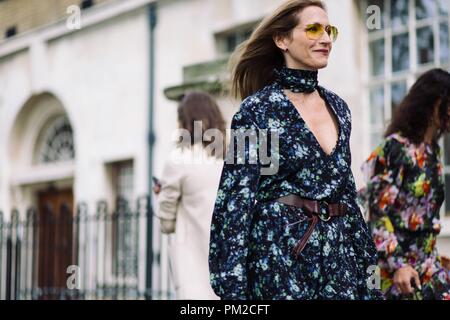 Ein schickes showgoer am Preen Anreise mit Thornton Bregazzi Landebahn zeigen während der London Fashion Week - Sept. 16, 2018 - Foto: Start- und Landebahn Manhattan*** Nur für redaktionelle Verwendung *** | Verwendung weltweit Stockfoto