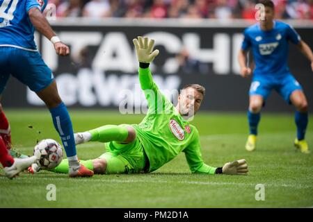 Düsseldorf, Deutschland. 15 Sep, 2018. Torwart Michael Rensing (D) Parade, Aktion, Fußball 1. Fussballbundesliga, 3. Spieltag Fortuna Düsseldorf (D) - TSG 1899 Hoffenheim (1899) auf 08/13/in Düsseldorf/Deutschland 2018. ##DFL-Bestimmungen verbieten die Verwendung von Fotografien als Bildsequenzen und/oder quasi-Video## | Verwendung der weltweiten Kredit: dpa/Alamy leben Nachrichten Stockfoto