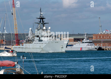 HMS Tyne Abfahrt Portsmouth Harbour patrol Die offshore Fanggebieten der Englischen Kanal. Vorbei an französische Fischerei Patrouille Schiff Flamant. Stockfoto