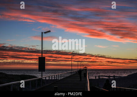 Adelaide Australien. 17.September 2018. Grange Pier ist gegen bei Sonnenuntergang mit einem dramatischen Himmel und Farben Credit Silhouette: Amer ghazzal/Alamy leben Nachrichten Stockfoto