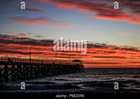 Adelaide Australien. 17.September 2018. Grange pier Adelaide ist bei Sonnenuntergang mit dramatischen Himmel und Farben Credit Silhouette: Amer ghazzal/Alamy leben Nachrichten Stockfoto