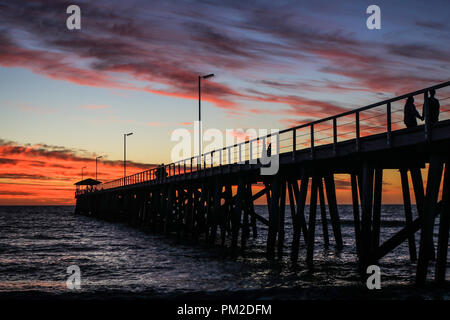 Adelaide Australien. 17.September 2018. Grange pier Adelaide ist bei Sonnenuntergang mit dramatischen Himmel und Farben Credit Silhouette: Amer ghazzal/Alamy leben Nachrichten Stockfoto